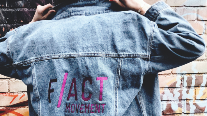 Jeansjacka med texten F/ACT Movement på baksidan