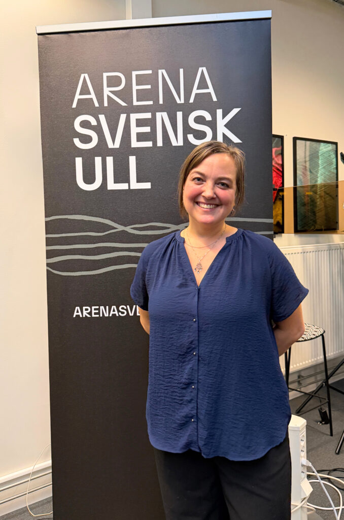 Bild på Liselott Öhrling framför en rollupp med texten Arena Svensk Ull.